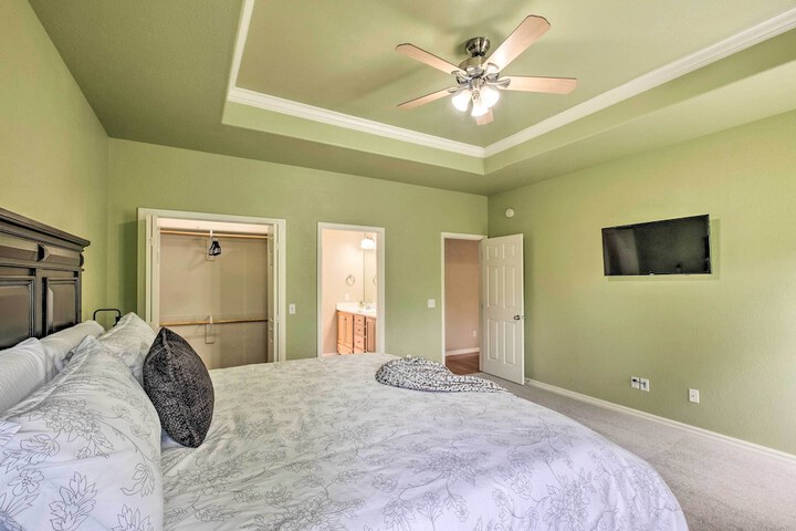 Bella Vista Home w / Yard: Half Mile to Trails!