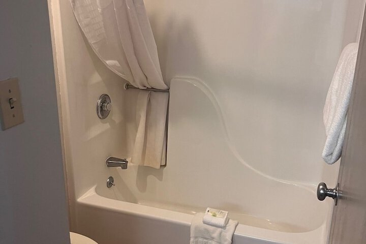 Room 5 of 16