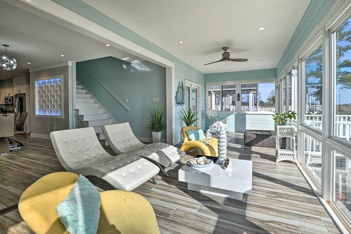 Luxurious Waterfront Home w / Private Pier & Views!
