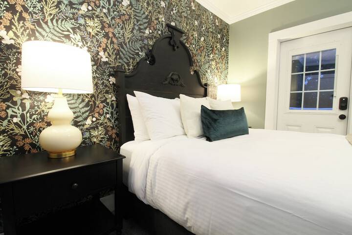 The Aurora Inn & Cottages