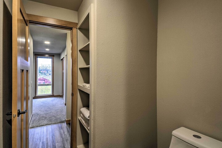 Luxurious Tacoma Retreat w / Quartz Countertops!