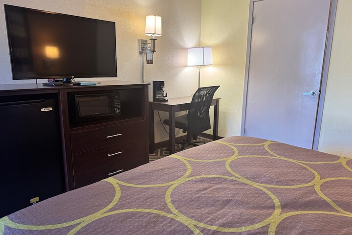 Super 8 by Wyndham Laurel