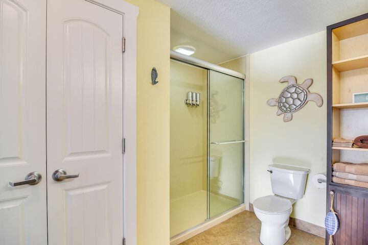 Waterfront Condo w / Water Park Walk to the Beach!