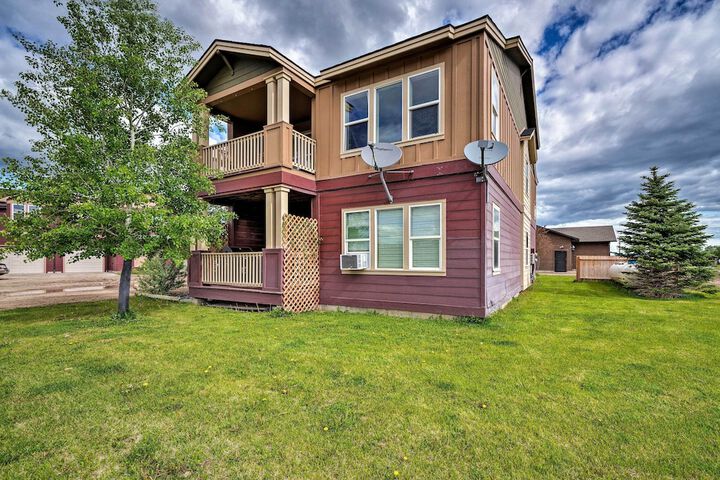 Walk to Main St! Ennis Townhome w / Balcony