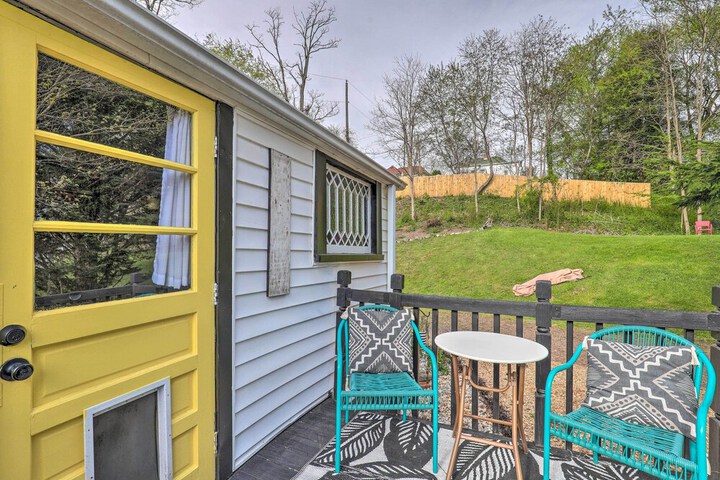 Stylish Woodfin Home w / Backyard & Fire Pit