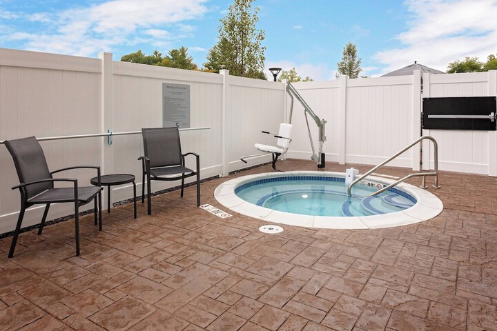 Fairfield Inn & Suites by Marriott Queensbury Glens Falls / Lake George Area