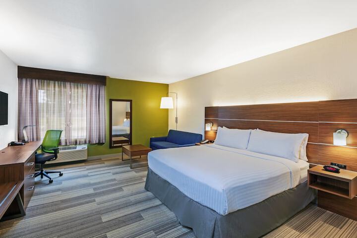Room 17 of 40
