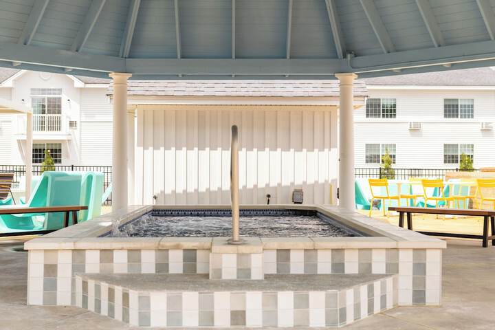 Driftaway Hotel and Pool