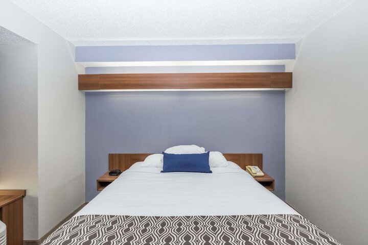 Room 27 of 48