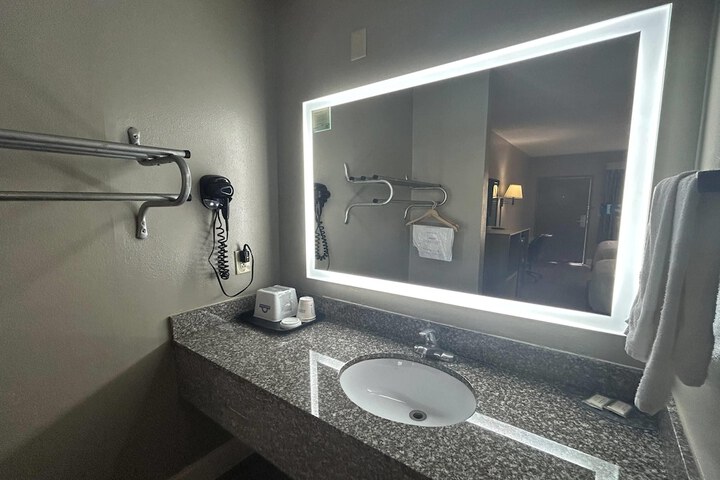 Days Inn by Wyndham Dublin GA