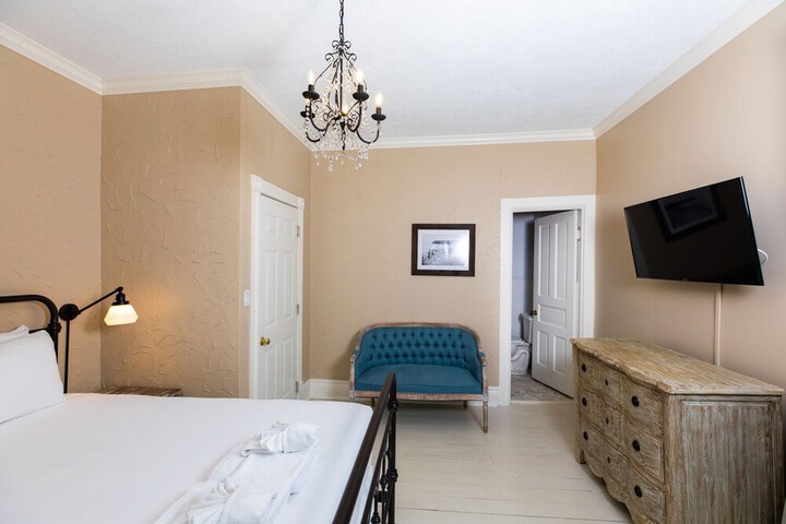 Pine Cottage Bed & Breakfast