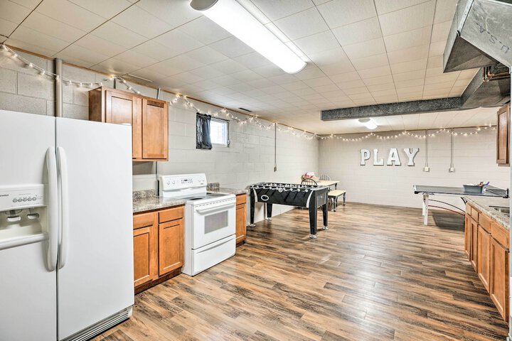 Sioux Center Split-level Home w / Game Room!