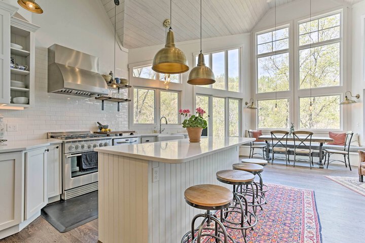 Enchanting Tryon Home w / Hot Tub 14 Mi to Tiec!