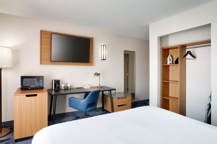 Room 17 of 38