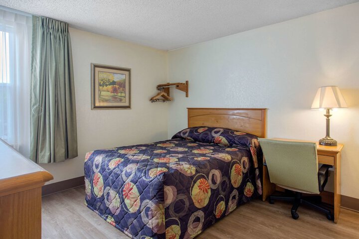 Room 8 of 32