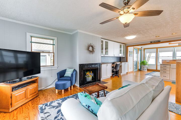 Riverfront Colonial Beach Home w / Private Beach!