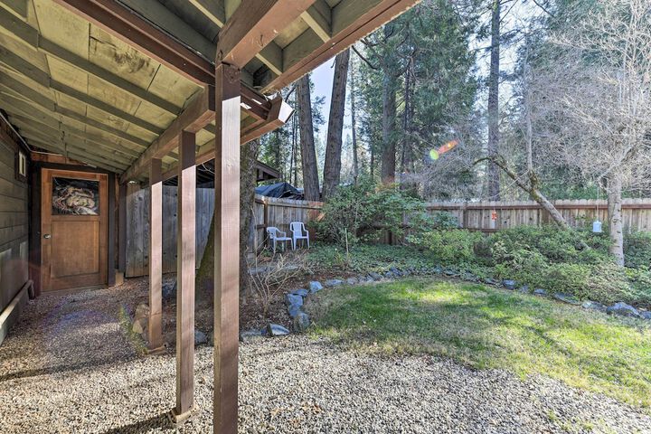 Peaceful Cottage w / Grill & Yard in Grass Valley!