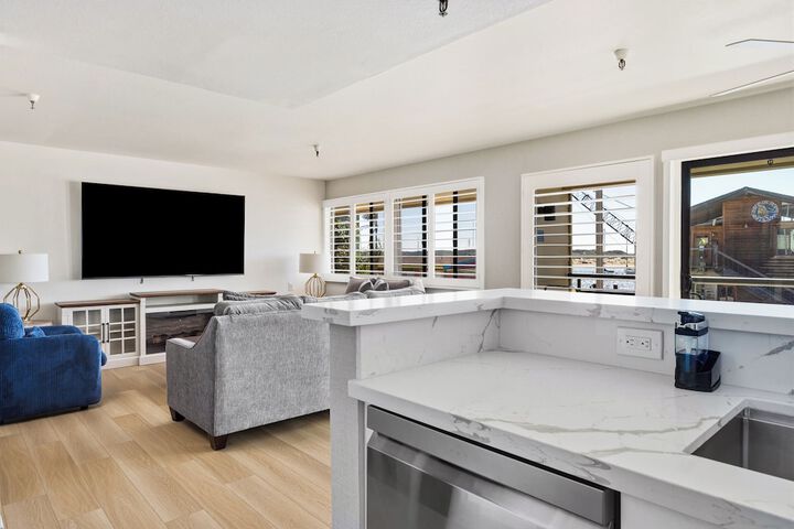 456 Embarcadero Inn & Suites