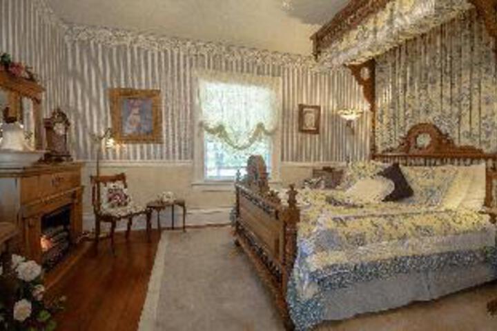 THE DICKEY HOUSE BED & BREAKFAST