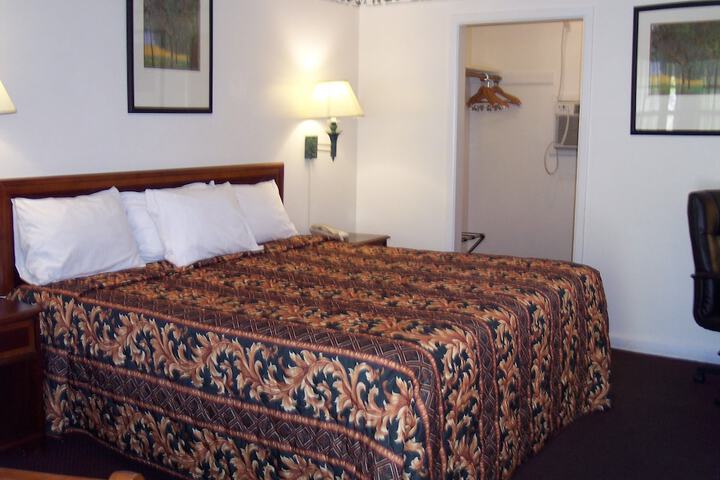 Room 4 of 18