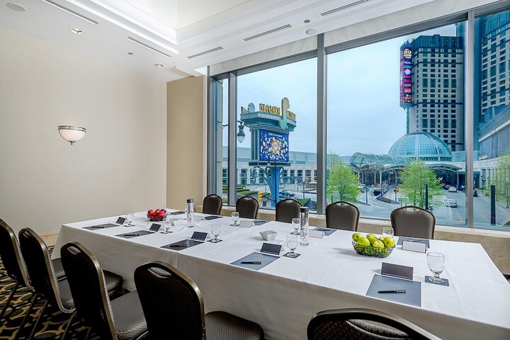 Hilton Niagara Falls / Fallsview Hotel & Suites