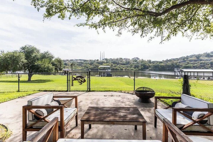 Lakefront Paradise With Firepit