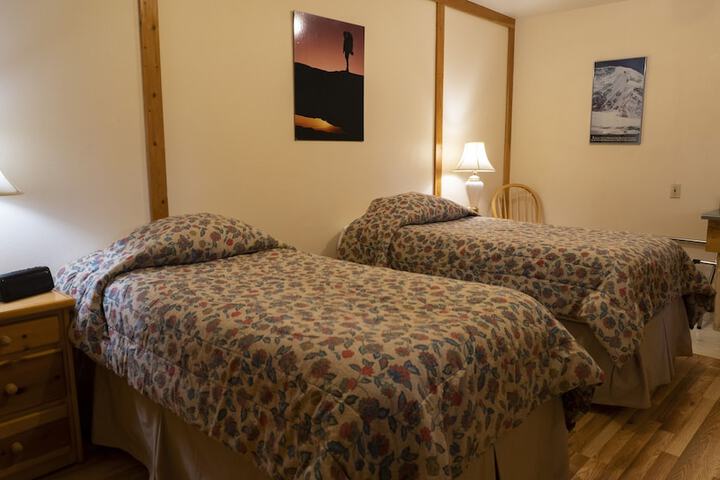Whittakers Motel & Historic Bunkhouse