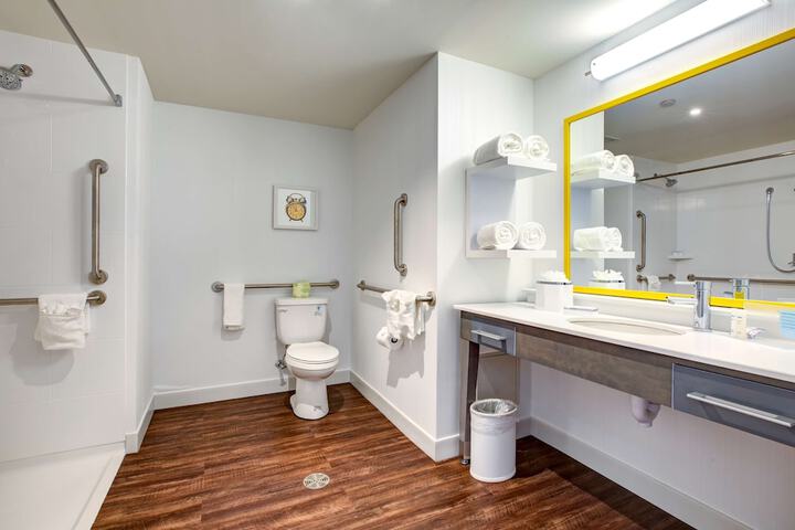 Hampton Inn & Suites Boston / Waltham