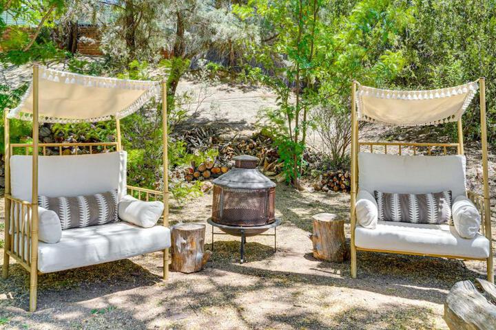 Vibrant Casa Paloma w / Patio - Near Vineyards!