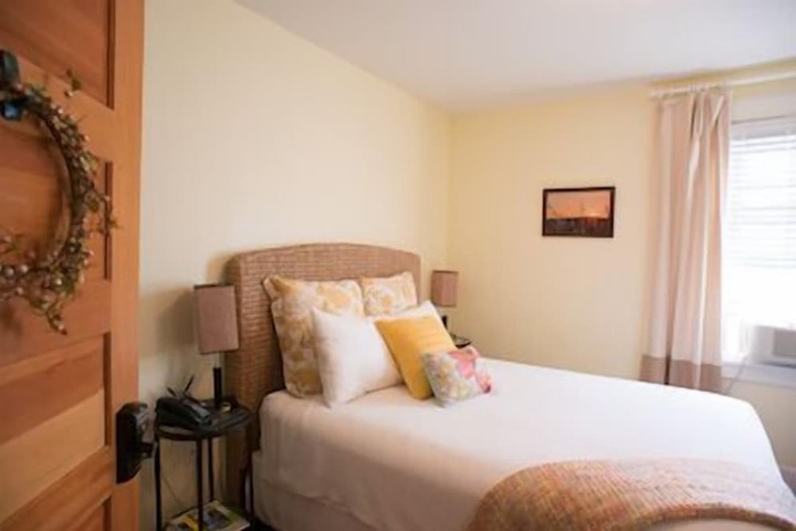 Room 5 of 11