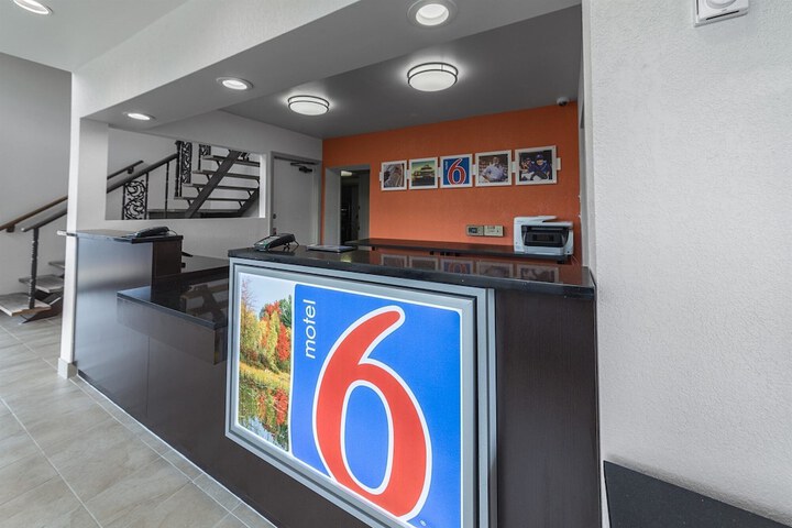 Motel 6 Warminster PA