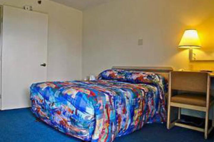 Room 8 of 10