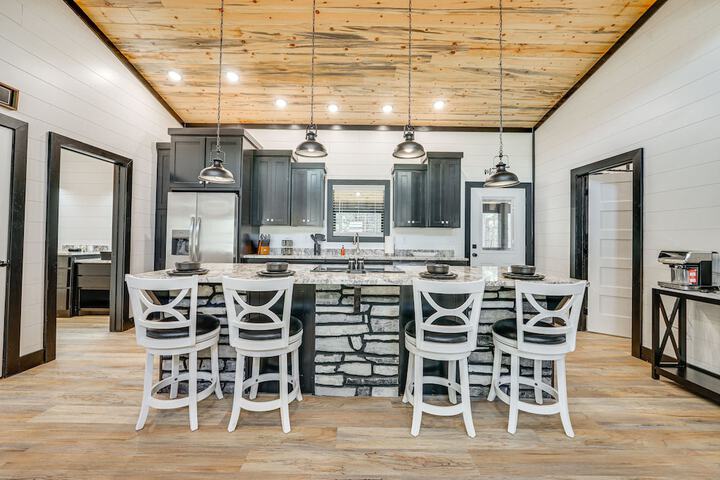 Near New Casino: Broken Bow Cabin w / Hot Tub