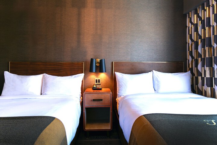 Room 25 of 82