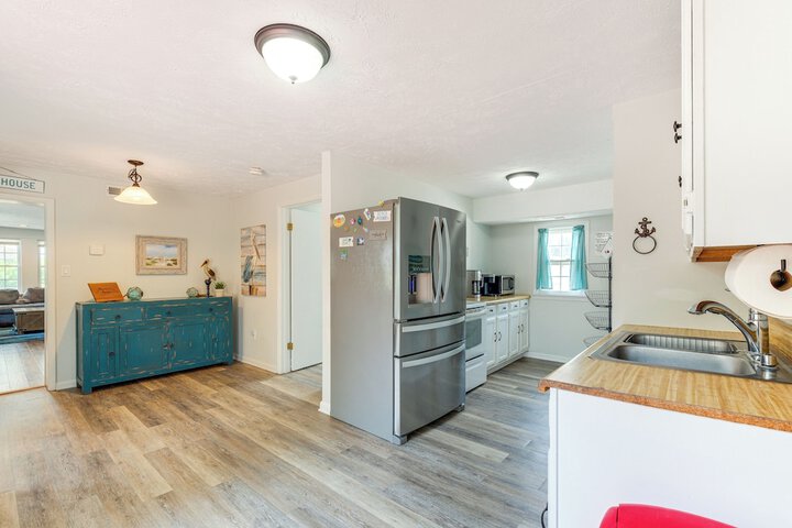 Adorable Cottage: Fire Pit Walk to Colonial Beach