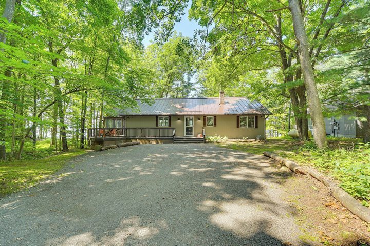Spacious Luxury Cabin w / Deck & Dock on Bone Lake
