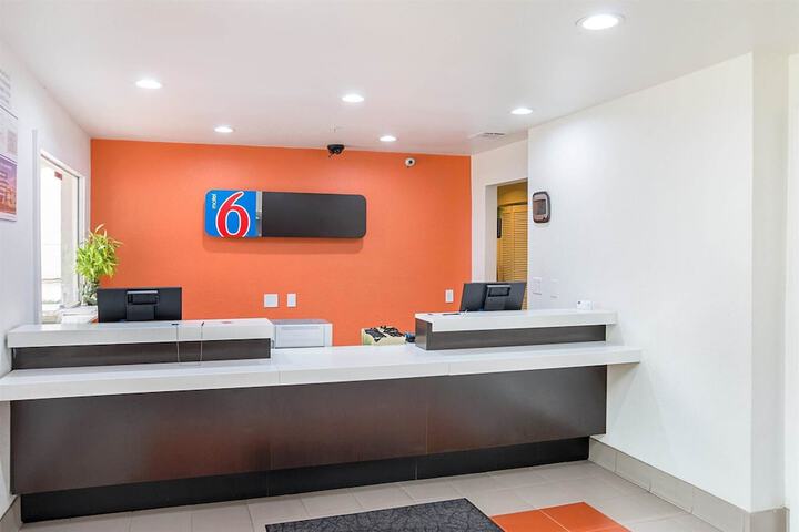 Motel 6 Grand Prairie TX - Near Six Flags Drive