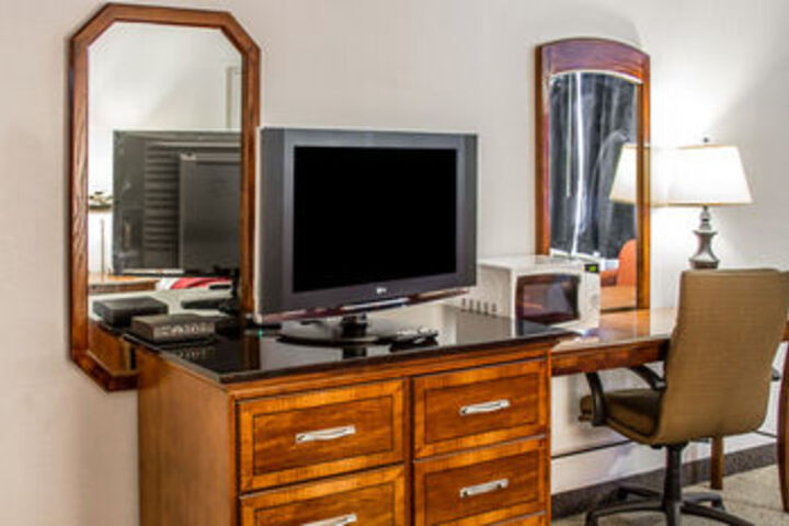 Rodeway Inn & Suites