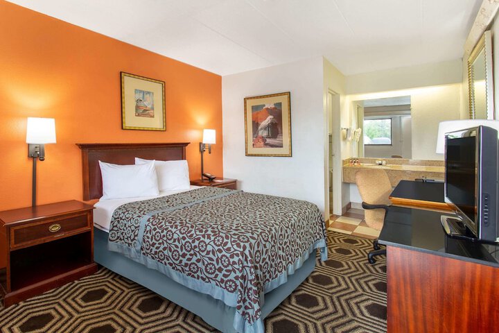Room 4 of 12