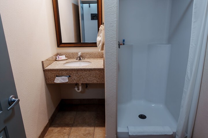 Price Pointe Inn