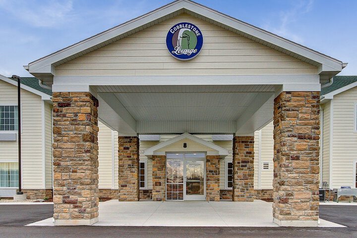 Cobblestone Hotel & Suites – Pulaski / Green Bay