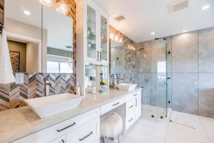 Luxurious 5B4B Home with Pool and View