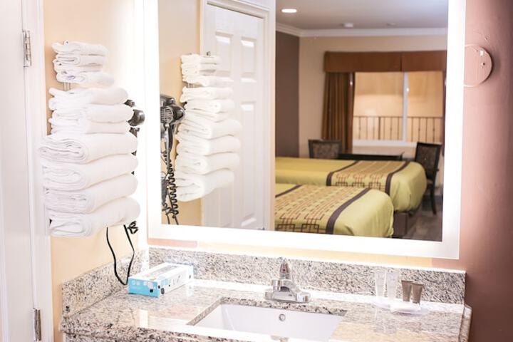 Rodeway Inn & Suites Bellflower