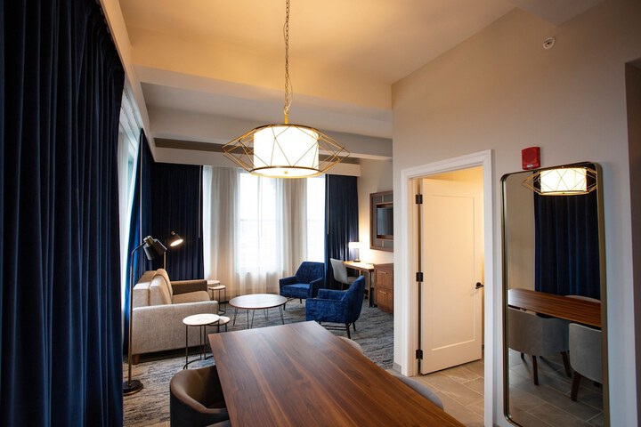 BLU-Tique Akron, a Tribute Portfolio Hotel