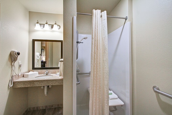 Cobblestone Hotel & Suites – Pulaski / Green Bay