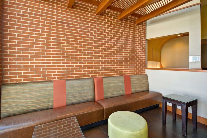 Hyatt Place Chicago / Naperville/Warrenville