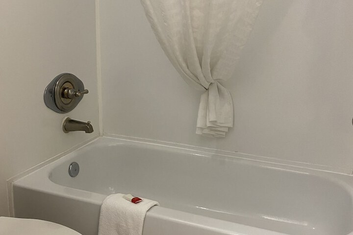Room 4 of 9
