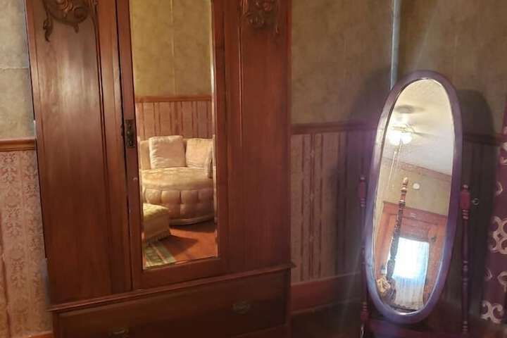 Room 17 of 27