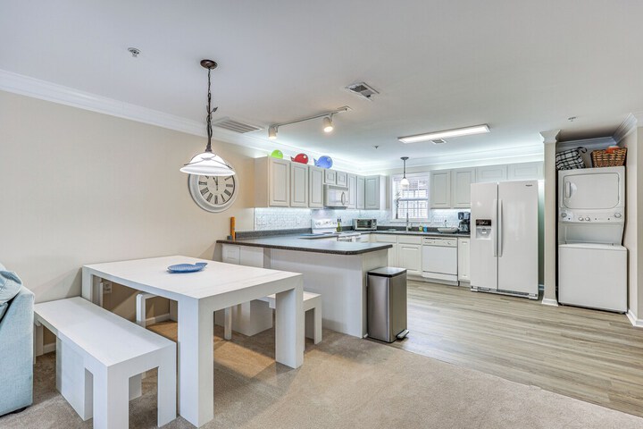 Townhome w / Outdoor Pool & White Lake Access!