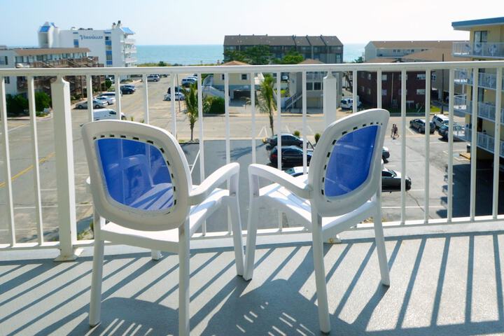 Coastal Palms Inn & Suites